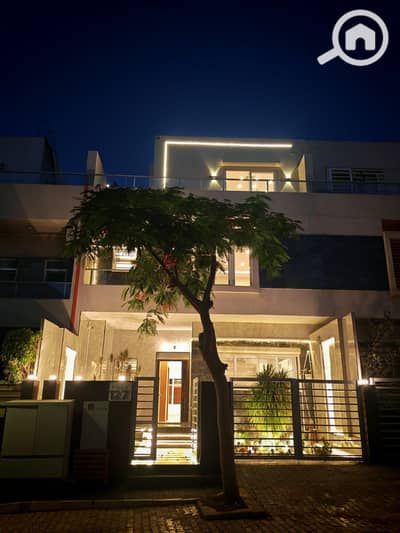 5 Bedroom Townhouse for Sale in Sheikh Zayed, Giza - fd6a2ef6-d618-4f09-af6c-1af2c68340a0. jpg