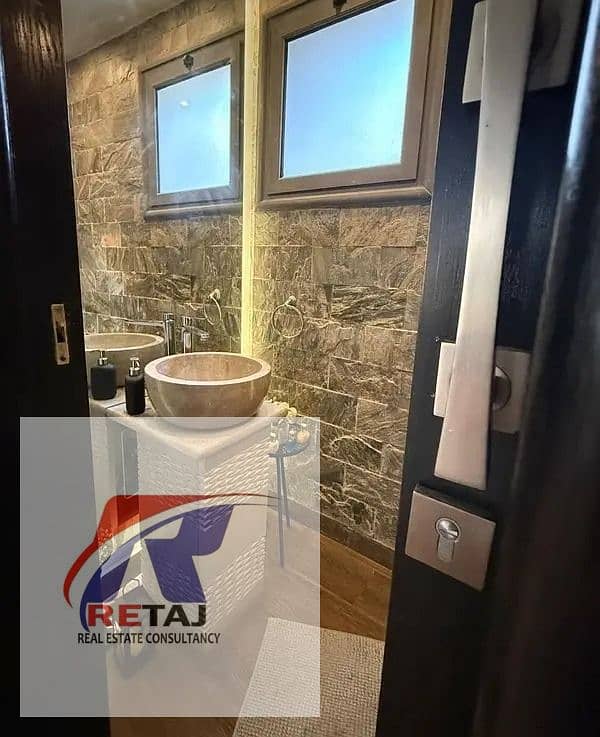 A fully furnished, ultra-premium sea-facing apartment for rent in Taj Sultan Compound. - Widok 5