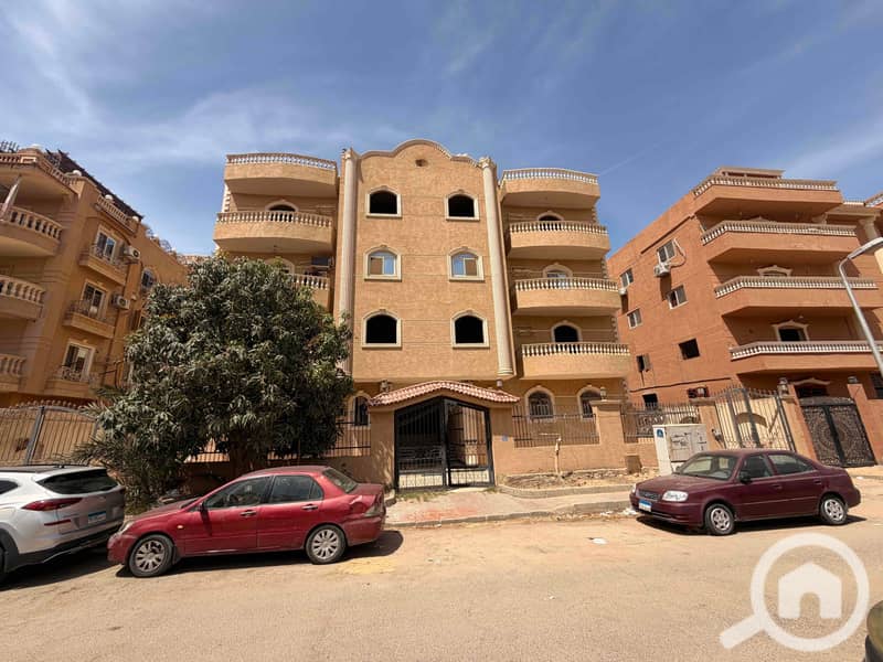 Apartment for sale in Al Obour City in the ninth neighborhood, third balcony in front of Dar Masr compound. It has an electricity meter, two bedrooms, two bathrooms, a kitchen, and a living room. - Vue 3