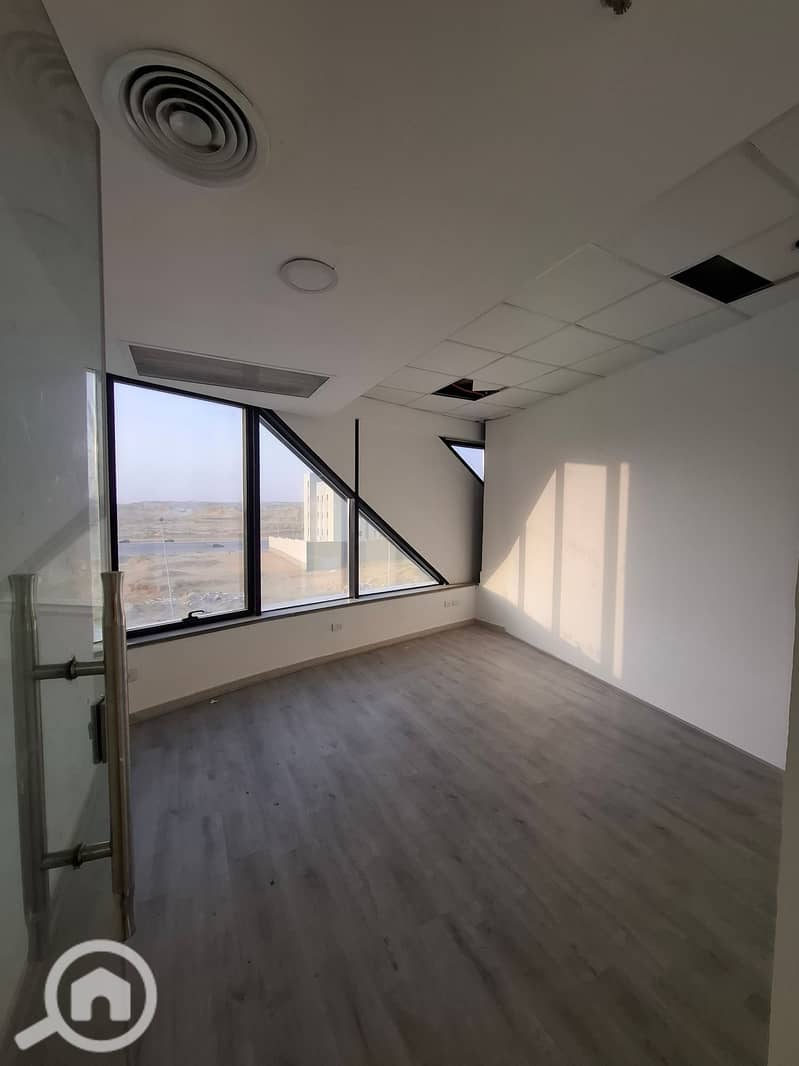 Administrative office for rent, fully finished and air-conditioned, with an area of 750 meters on a main street in New Cairo. - View 5