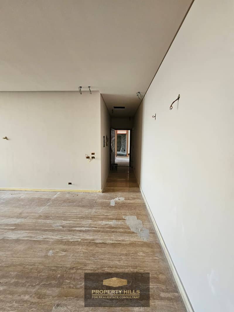 apartment overlooking land scape in most prim location - Altro