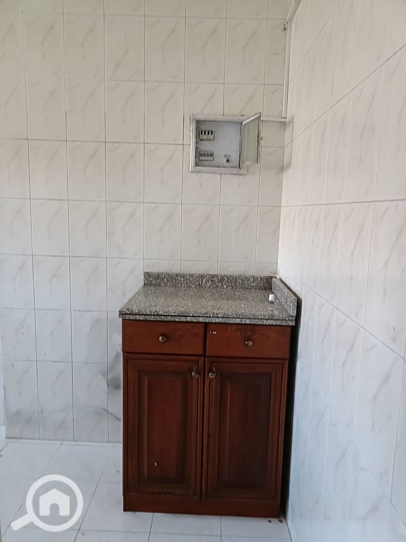 8 1000444050. jpg