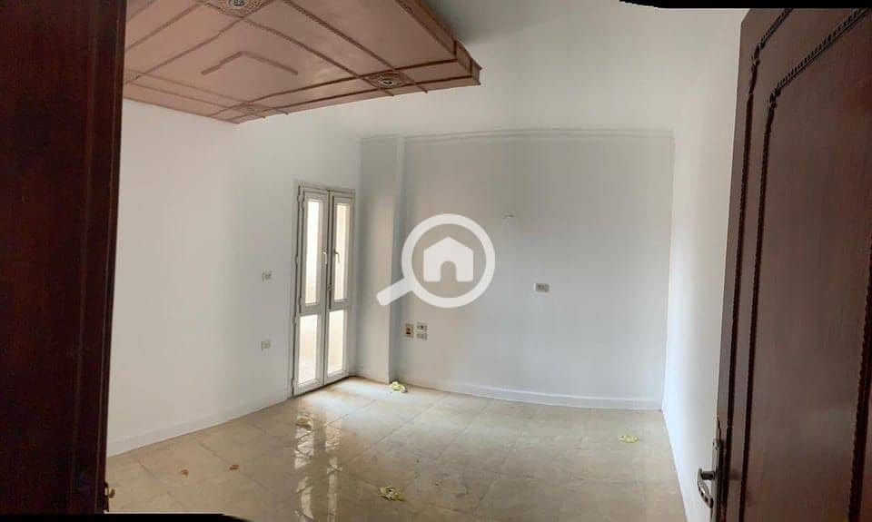 Sky Land Real Estate Office apartment for sale in Al-Nozha Al-Jadida, Cairo overlooking the Suez Bridge high lux with all amenities, has a share in the land, 3 rooms, 2 bathrooms, kitchen, reception, 11th floor, and the last floor has thermal insulation. - Bild 3