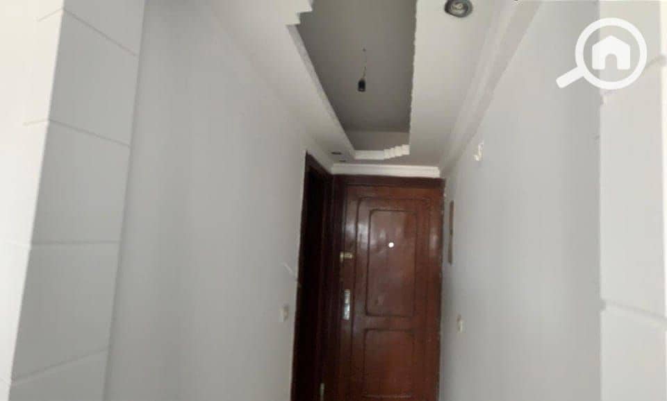Sky Land Real Estate Office apartment for sale in Al-Nozha Al-Jadida, Cairo overlooking the Suez Bridge high lux with all amenities, has a share in the land, 3 rooms, 2 bathrooms, kitchen, reception, 11th floor, and the last floor has thermal insulation. - Bild 4