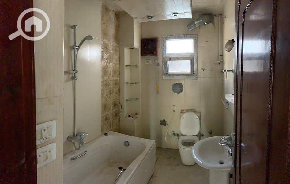 Sky Land Real Estate Office apartment for sale in Al-Nozha Al-Jadida, Cairo overlooking the Suez Bridge high lux with all amenities, has a share in the land, 3 rooms, 2 bathrooms, kitchen, reception, 11th floor, and the last floor has thermal insulation. - Bild 5