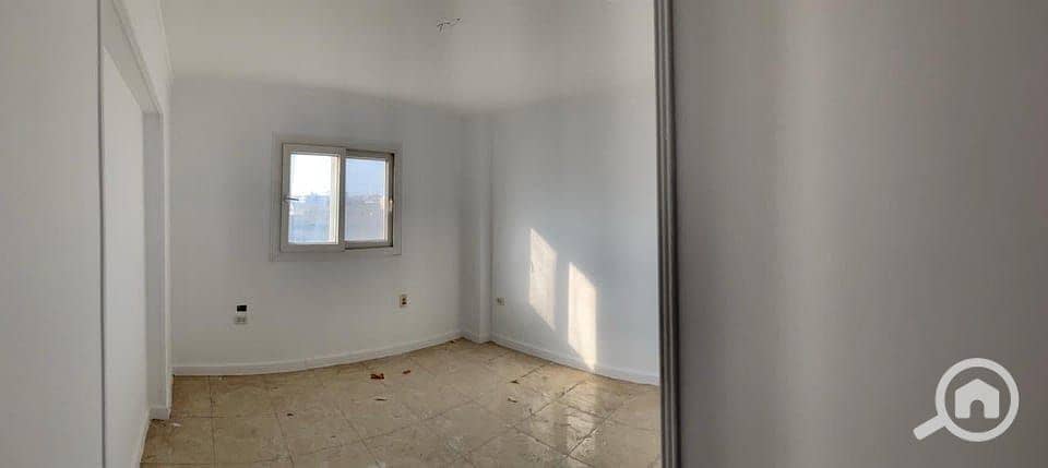 Sky Land Real Estate Office apartment for sale in Al-Nozha Al-Jadida, Cairo overlooking the Suez Bridge high lux with all amenities, has a share in the land, 3 rooms, 2 bathrooms, kitchen, reception, 11th floor, and the last floor has thermal insulation. - Fler