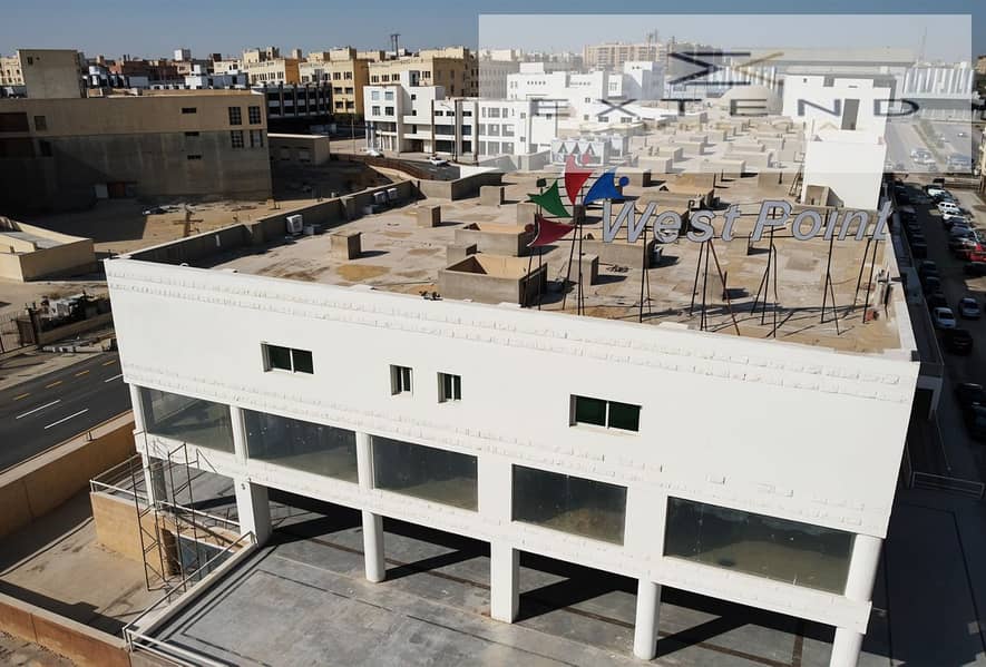 In a strategic location with high daily traffic, a commercial space for rent measuring 100 sqm in the heart of 6th of October on the central axis inside a shopping mall, suitable for multiple activities. - Más