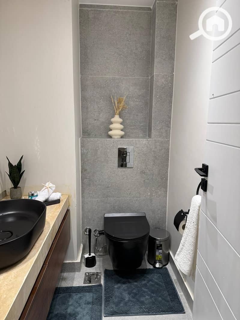 12 460664f6-cf67-4f47-90bd-cad9c7694aee. jpg