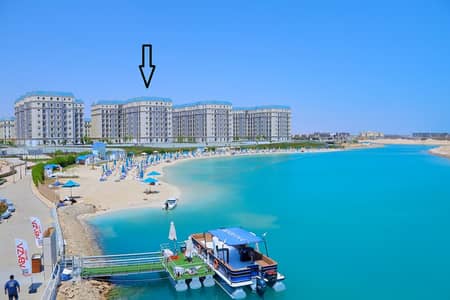 فلیٹ 2 غرفة نوم للايجار في الساحل الشمالي، مطروح - Luxury 2BR Apartment – Direct Lagoon Access and View - New Alamein