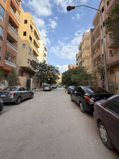 3 Bedroom Flat for Sale in 6th of October, Giza - الحي الرابع|٦ اكتوبر|٣ غرف | شارع المدرسة