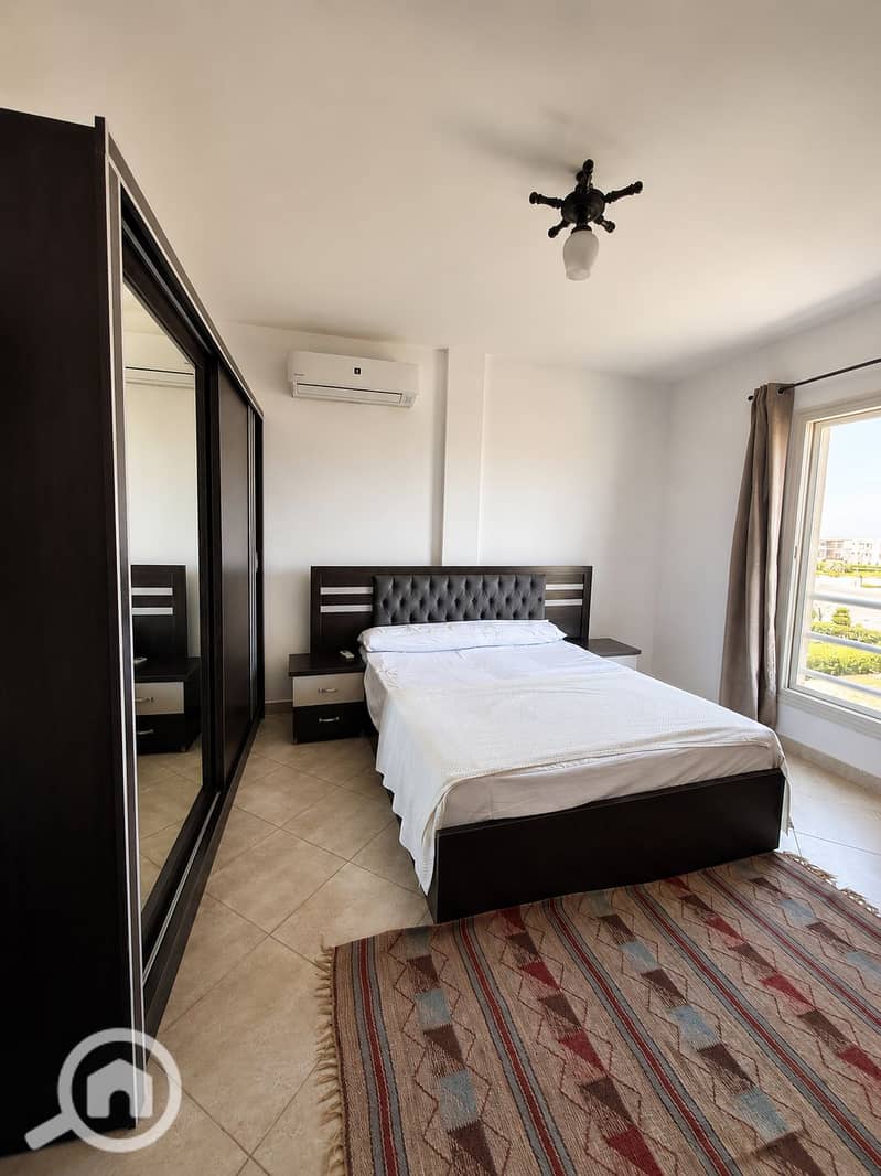 3 ٍRoom with a bed. png