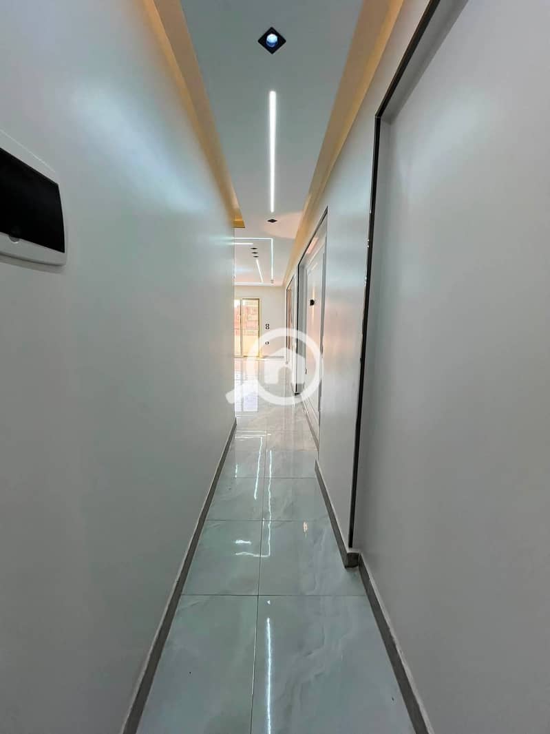 8 1000872070. jpg