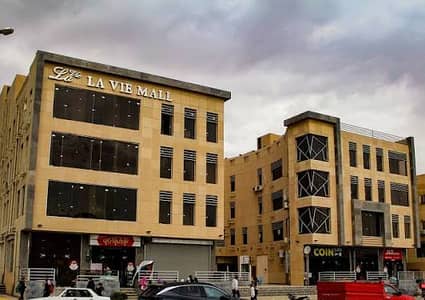 Retail for Sale in Shorouk City, Cairo - محل للبيع في مول لافي أمام الجامعة الفرنسية مباشرة