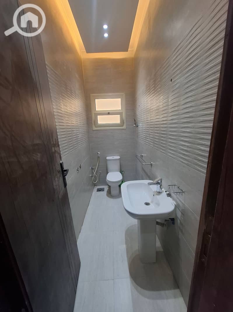8 1000746634. jpg