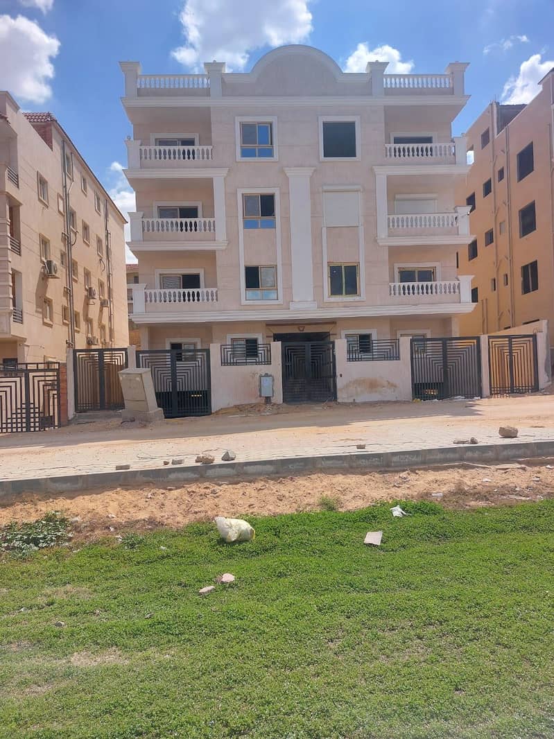 شقه للبيع فى العبور شريط ارض الجولف بيت الوطن بين ارض الجولف والحى 7 شقه للبيع فى العبور شريط ارض الجولف بيت الوطن بين ارض الجولف والحى 7