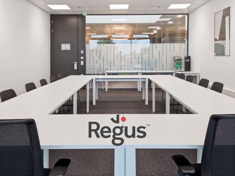 5 Regus_Klagenfurt, Modepark Röther_Austria_Centre 6403_Meeting Room 2_LOCATIONHEROIMAGE. . jpg