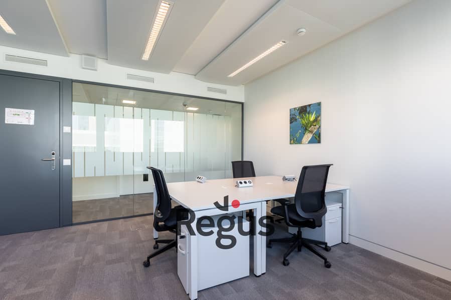 9 Regus_GenevaNations6th_Geneva_Switzerland_Large office with people3. jpg