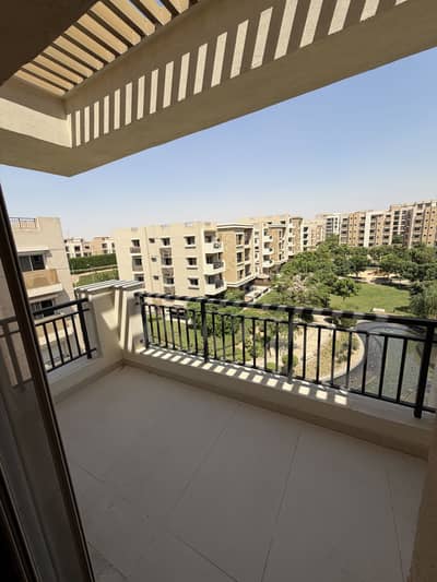 شقة 3 غرف نوم للايجار في القاهرة الجديدة، القاهرة - لليجار taj city ٣ غرف ٣ حمامات نص مفروش