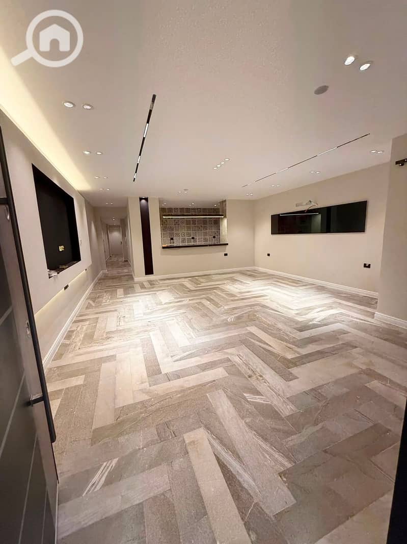 4 584d1ff6-cc21-4867-8445-3642b2ae39b3. jpg