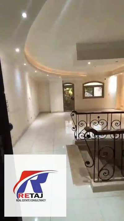 4 Bedroom Duplex for Sale in New Cairo, Cairo - Duplex for sale at a bargain price in Al Narges 4 Villas, with an internal elevator, next to Fatima Al Sharbatly Mosque and one minute from 90th Stree