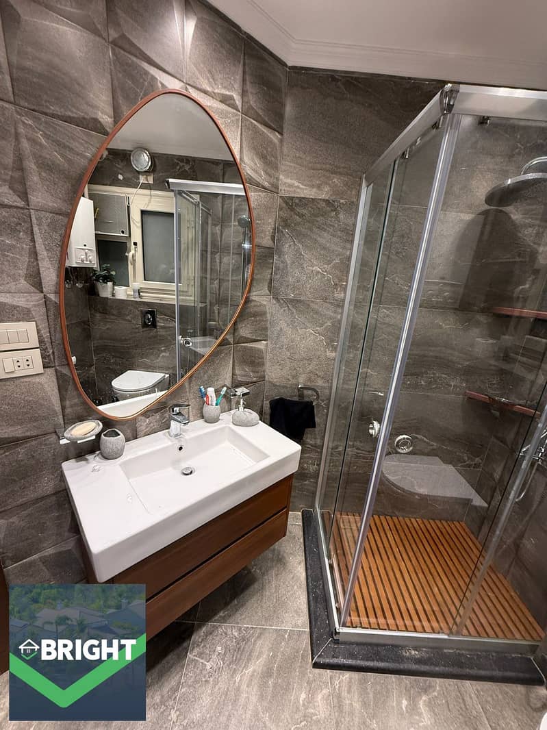 8 hyde-park-b-08-bathroom1. jpg