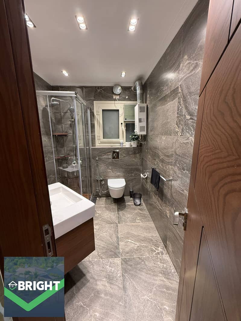 9 hyde-park-b-09-bathroom1b. jpg