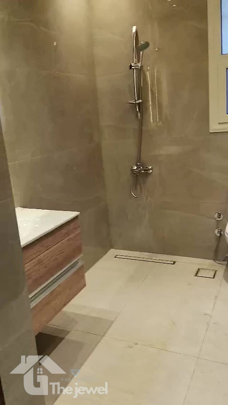 5 04-bathroom-enhanced. jpg