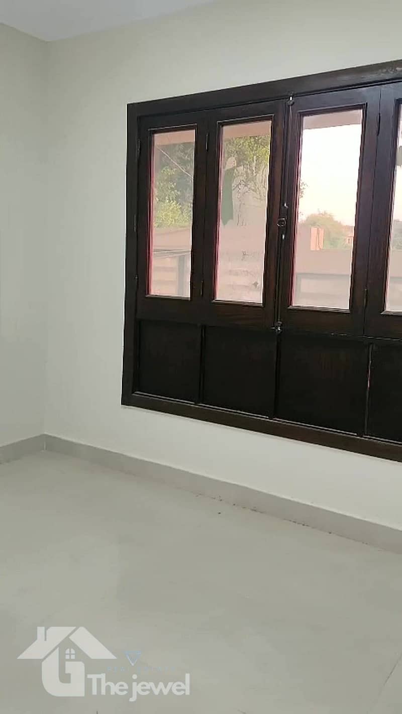6 05-bedroom-enhanced. jpg