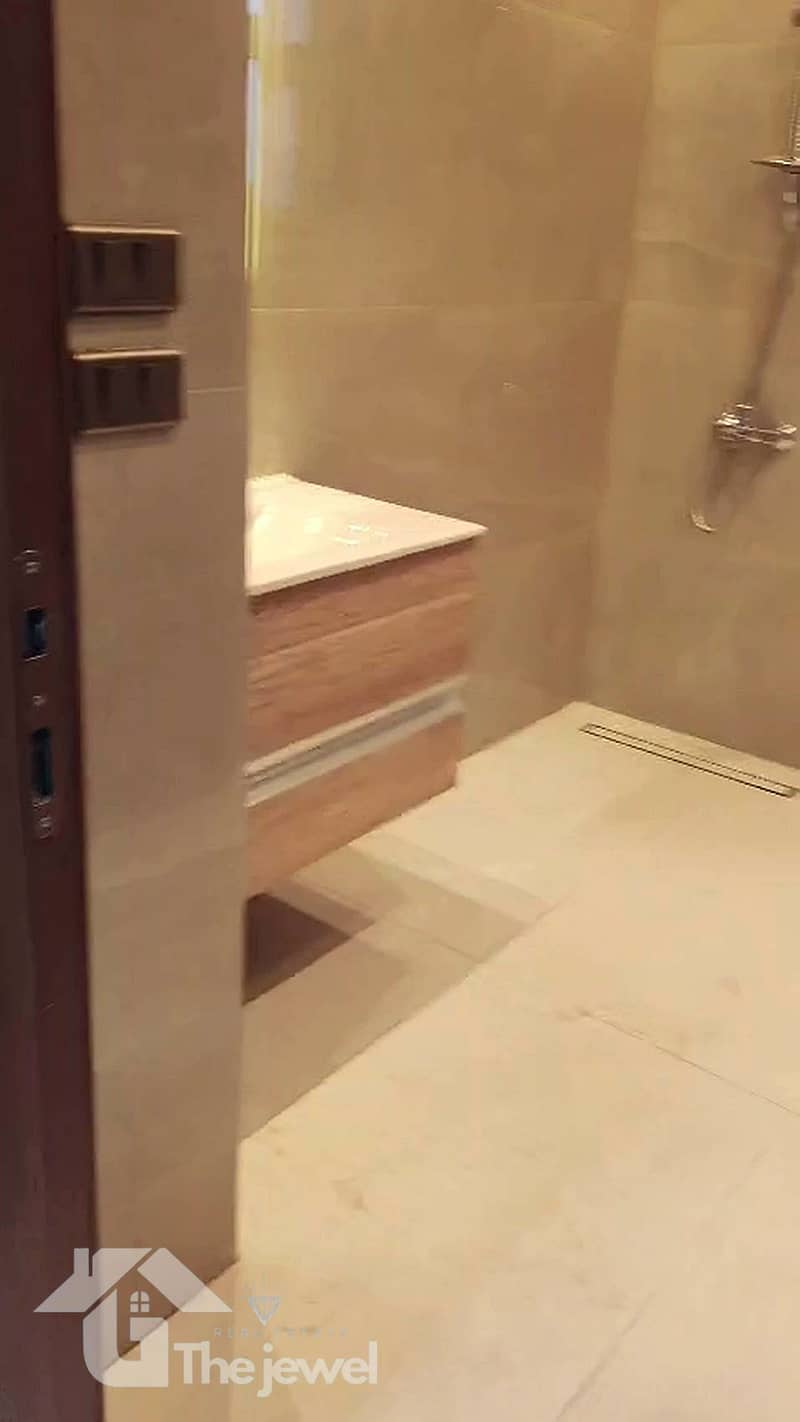 10 10-bathroom-wide-enhanced. jpg
