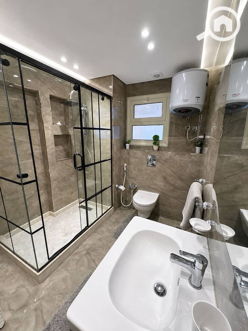 8 Main bathroom full view. PNG