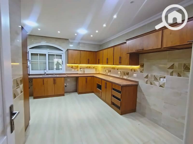 8 08_Kitchen_Main. jpg