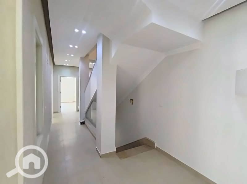 10 10_Hallway_Stairs. jpg