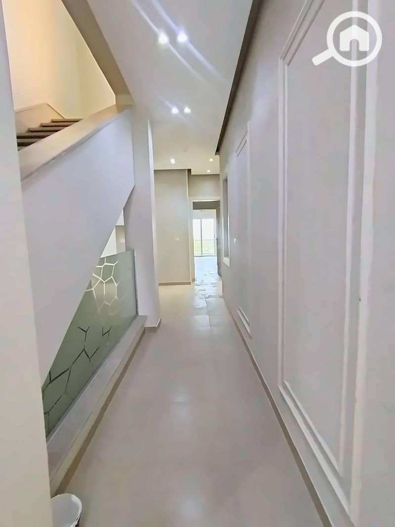 14 18_Hallway_Glass_Stairs. jpg