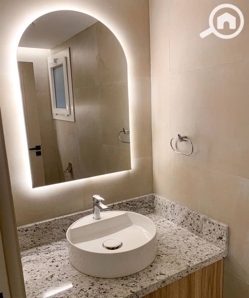 19 Bathroom0. jpg