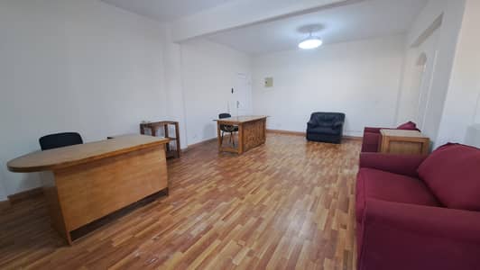 Office for Rent in Sheikh Zayed, Giza - مكتب مميز دور ارضي مفروش ومكيف واتش دي اف امام كلية الهندسة 12-15 موظف