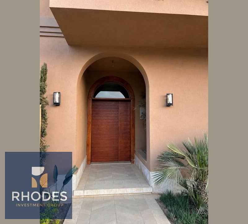 3 villa_arched_entrance_clean_natural_16K. jpg
