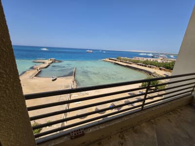 2 Bedroom Flat for Rent in Hurghada, Red Sea - شقة للايجار على البحر مباشرة – 130 متر – غير مفروش