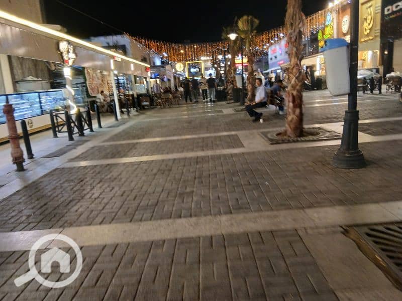 The best investment opportunity in Al-Rehab is a shop in the old commercial market of well-known brand stores at a great price in a prime location. The best investment opportunity in Al-Rehab is a shop in the old commercial market of well-known brand stores at a great price in a prime location.