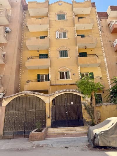 Land for Sale in 6th of October, Giza - عمارة للبيع ٦ اكتوبر الحي الرابع من المالك بدون وسيط Land for Sale in 6th of October, Giza - عمارة للبيع ٦ اكتوبر الحي الرابع من المالك بدون وسيط