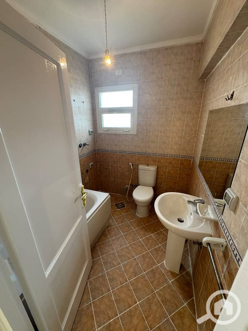 8 1000812700. jpg