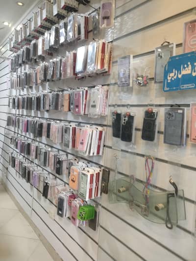 Retail for Rent in Mokattam, Cairo - محل موبايلات للتنازل مفروش كامل اكثريته براندات