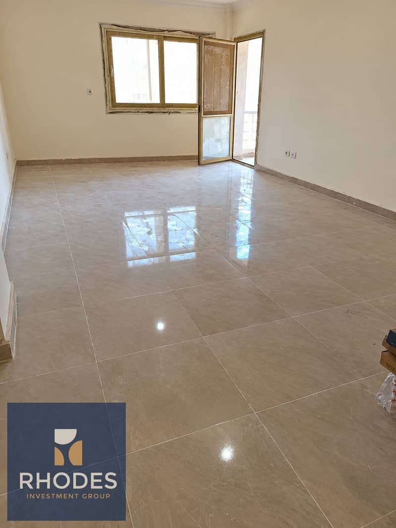 2 Bright Unfurnished Room with Balcony Door. png
