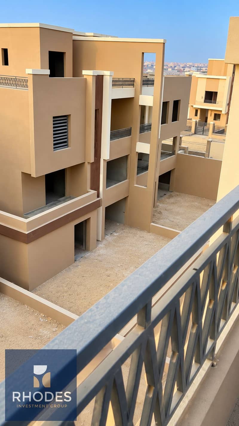 3 Modern Villas in Golden Courtyard. png
