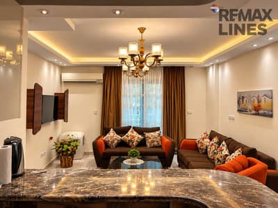 2 Bedroom Flat for Sale in Madinaty, Cairo - غرفة معيشة دافئة بإضاءة ذهبية. png 2 Bedroom Flat for Sale in Madinaty, Cairo - غرفة معيشة دافئة بإضاءة ذهبية. png