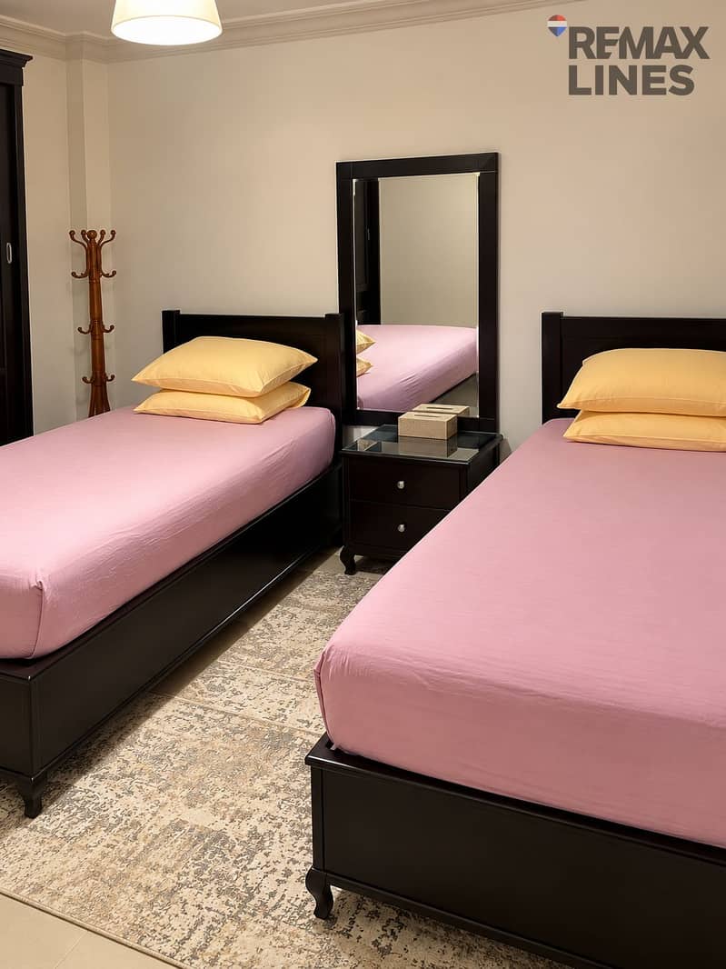 2 غرفة نوم مزدوجة أنيقة ومتناظرة. png