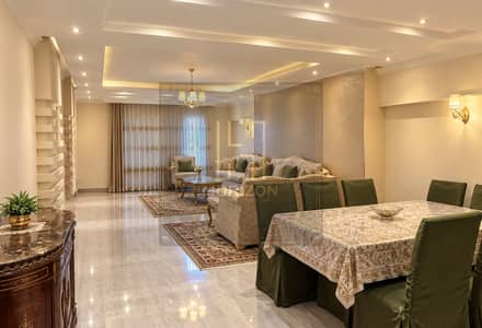 فلیٹ 3 غرف نوم للايجار في القاهرة الجديدة، القاهرة - Elegant Open-Plan Living and Dining Room. png