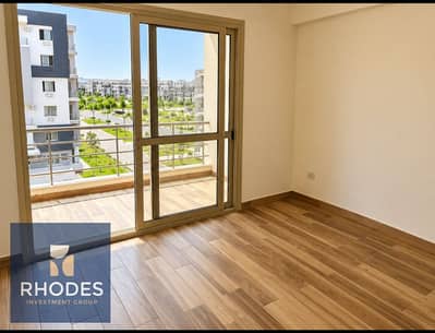 فلیٹ 3 غرف نوم للبيع في 6 اكتوبر، الجيزة - Sunlit Empty Room with Balcony View. png