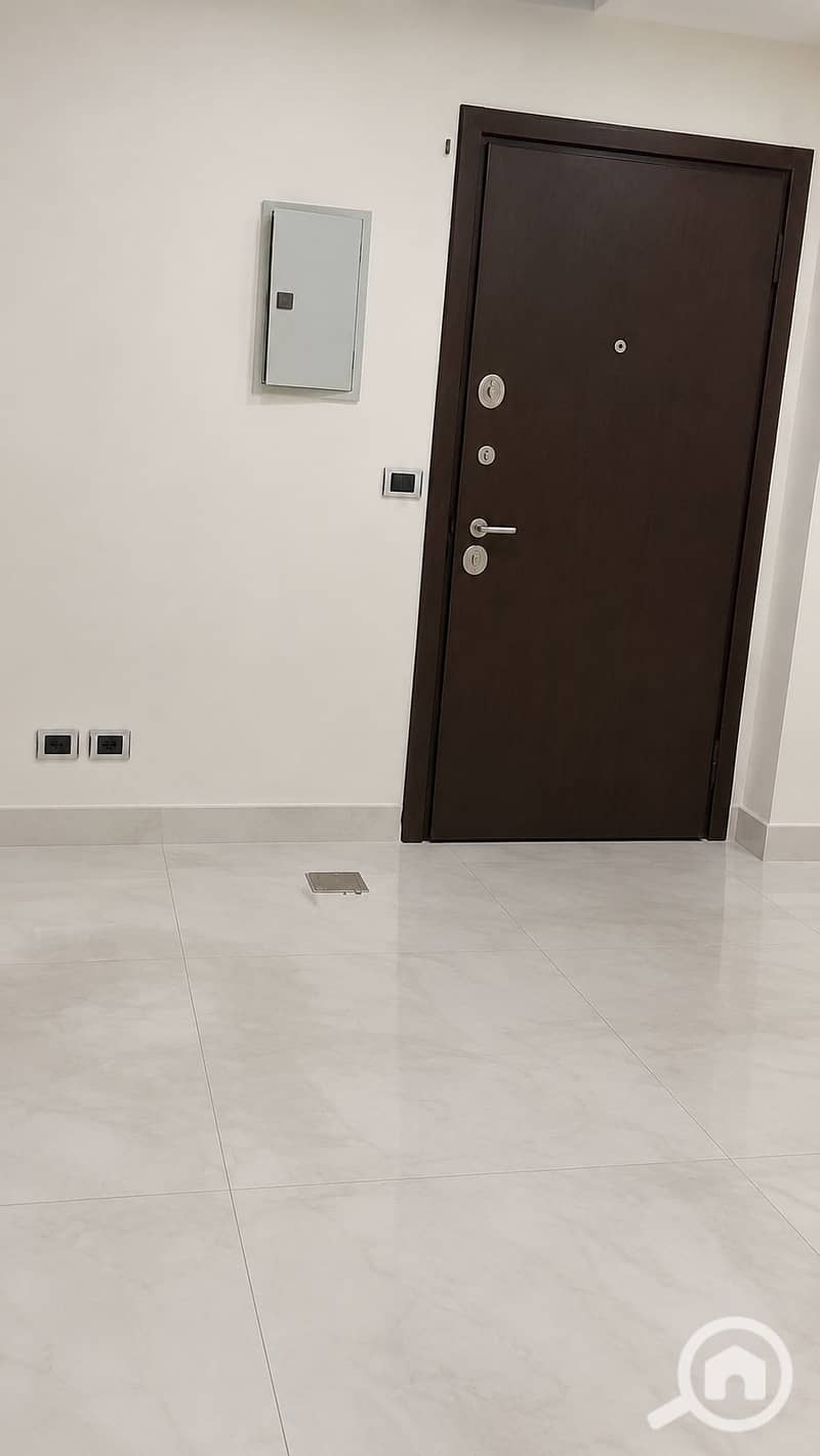 7 1000810247. png