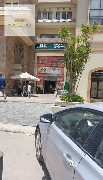 محلات تجارية  للبيع في مدينة الشروق، القاهرة - محل بجوار سعودي متاجر245الف في الشهر مع الزيادة وأمام الجامعة الفرنسية