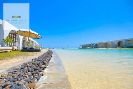 2 Bedroom Chalet for Sale in North Coast, Matruh - شاليه للبيع صف اول علي البحر في الساحل الشمالي بمقدم 5% بالتقسيط على 8 2 Bedroom Chalet for Sale in North Coast, Matruh - شاليه للبيع صف اول علي البحر في الساحل الشمالي بمقدم 5% بالتقسيط على 8